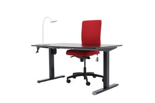 Kontorsæt med bordplade i sort, stelfarve i sort, hvid bordlampe og rød kontorstol